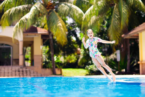 Niño Jugando Piscina Vacaciones Verano Con Niños Niña Saltando Agua —  Fotos de Stock