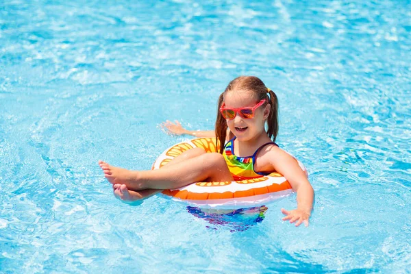 Criança Piscina Flutuando Anel Brinquedo Crianças Nadam Flutuador Amarelo Colorido — Fotografia de Stock