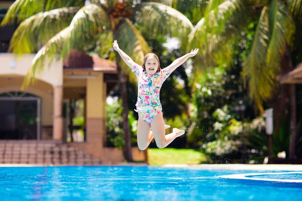 Çocuk Havuzda Oynuyor Çocuklarla Yaz Tatili Tropik Bir Adada Egzotik — Stok fotoğraf