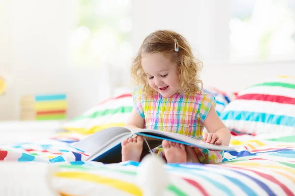 Criança Leitura Livro Cama Quarto Ensolarado Branco Com Janela Crianças — Fotografia de Stock