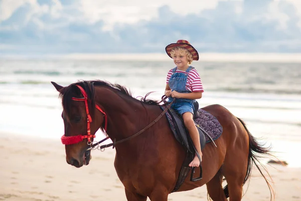 Enfants Chevauchant Cheval Sur Plage Les Enfants Montent Cheval Mignon — Photo