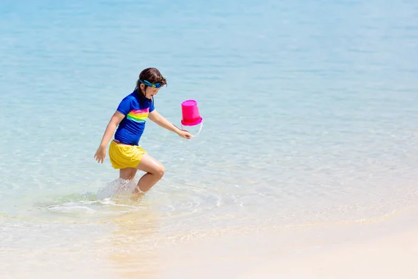 Los Niños Corren Juegan Playa Tropical Los Niños Nadan Saltan — Foto de Stock