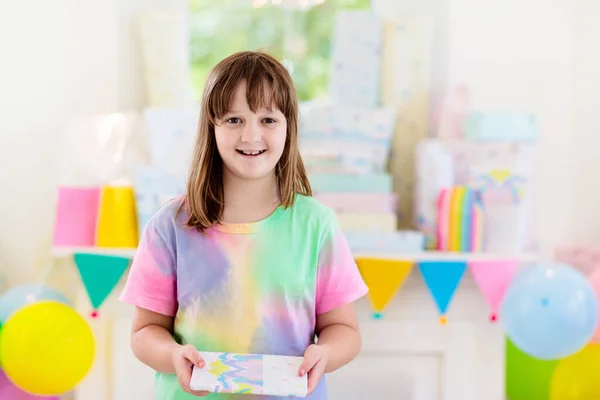 Fiesta Cumpleaños Niños Niño Soplando Velas Torta Regalos Apertura Celebración —  Fotos de Stock