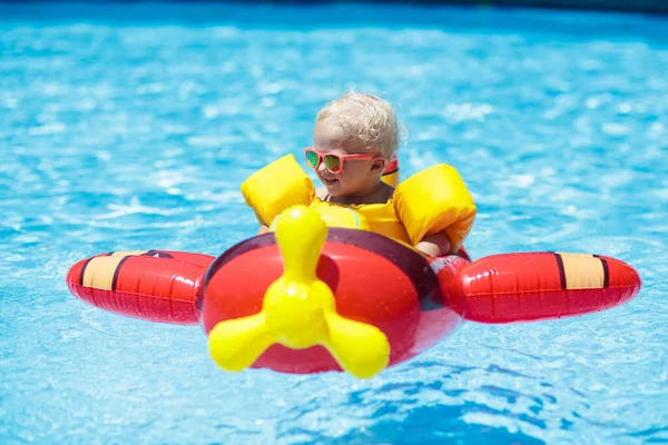 Dziecko Basenie Pływające Pierścieniu Zabawki Dzieci Pływają Kolorowa Platforma Dla — Zdjęcie stockowe