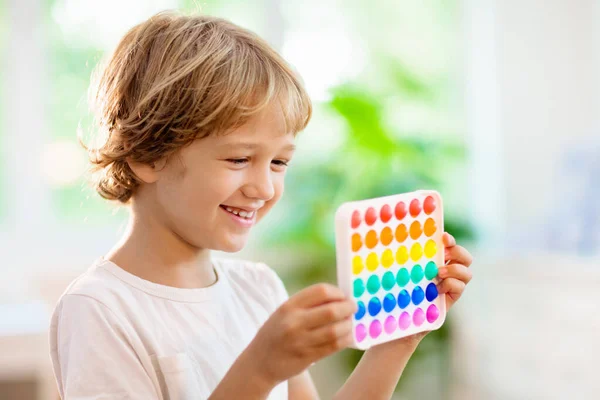 Kinder Spielen Mit Pop Sinnesspielzeug Stress Und Angstabbau Trendy Silikon — Stockfoto