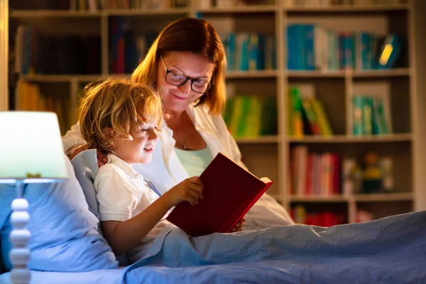 Livro Leitura Infantil Cama Crianças Lêem Noite Menino Mãe Com — Fotografia de Stock