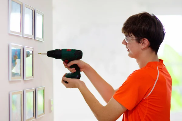 Hombre Perforando Pared Renovación Decoración Del Hogar Hombre Joven Adulto — Foto de Stock