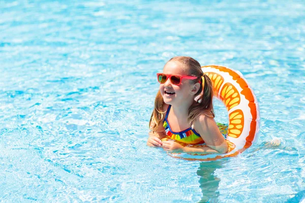 Kind Zwembad Drijvend Speelgoedring Kinderen Zwemmen Kleurrijke Gele Praalwagen Voor — Stockfoto