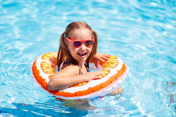 Criança Piscina Flutuando Anel Brinquedo Crianças Nadam Flutuador Amarelo Colorido — Fotografia de Stock