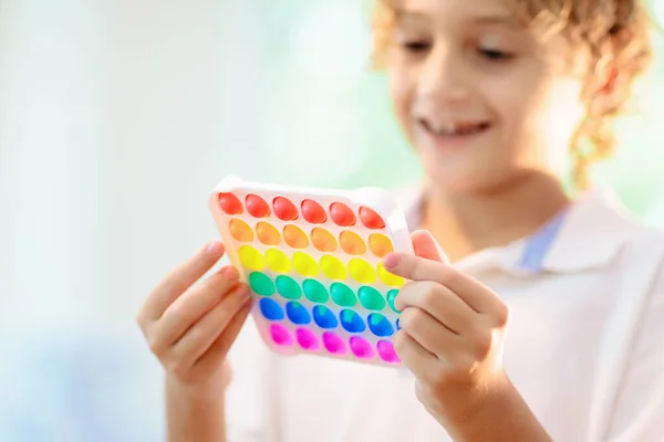 Bambini Giocano Con Giocattolo Sensoriale Pop Stress Ansia Trendy Gioco — Foto Stock