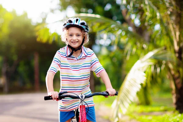 Crianças Bicicleta Parque Crianças Que Vão Escola Usando Capacetes Bicicleta — Fotografia de Stock