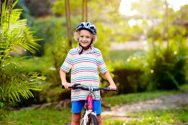 Niños Bicicleta Parque Los Niños Que Van Escuela Con Cascos —  Fotos de Stock