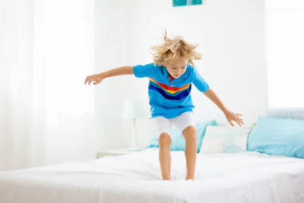 Barn Leker Sängen Vitt Soligt Sovrum Med Fönster Barnrum Och — Stockfoto
