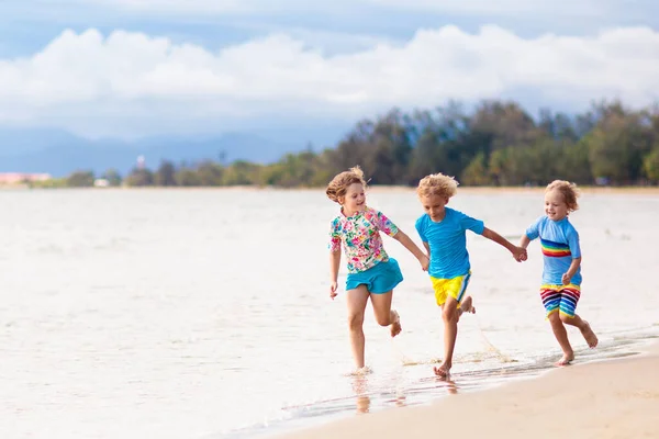 Kinderen Die Het Tropische Strand Spelen Kinderen Zwemmen Spelen Zee — Stockfoto