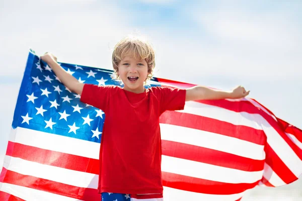 Les Enfants Courent Avec Drapeau Des États Unis Sur Plage — Photo