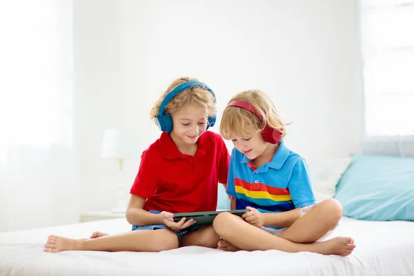 Niño Con Tableta Los Niños Estudian Línea Dispositivo Electrónico Para — Foto de Stock