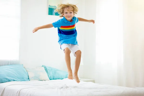 Niño Jugando Cama Dormitorio Blanco Soleado Con Ventana Habitación Para —  Fotos de Stock