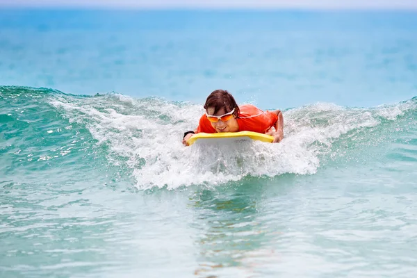 Nastolatek Surfujący Tropikalnej Plaży Azji Dziecko Desce Surfingowej Fali Oceanu — Zdjęcie stockowe