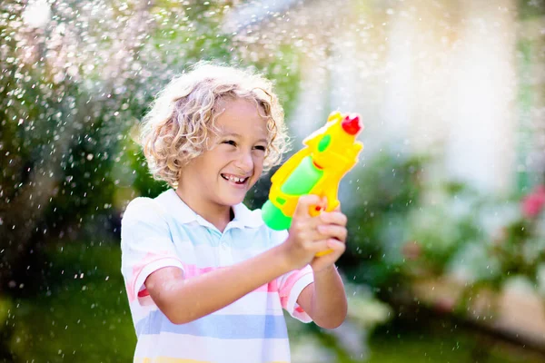 Barn Leker Med Vattenpistol Leksak Trädgården Sommarskoj Utomhus Liten Pojke — Stockfoto