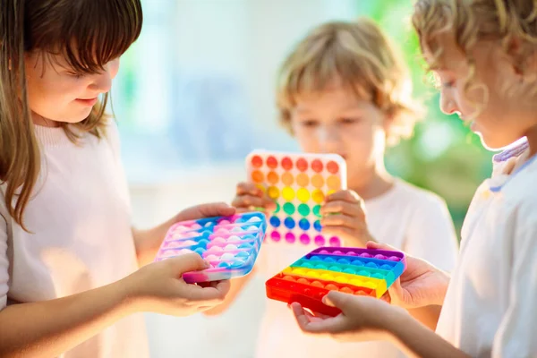 Kinderen Spelen Met Zintuiglijk Speelgoed Stress Angst Verlichting Trendy Silicium — Stockfoto