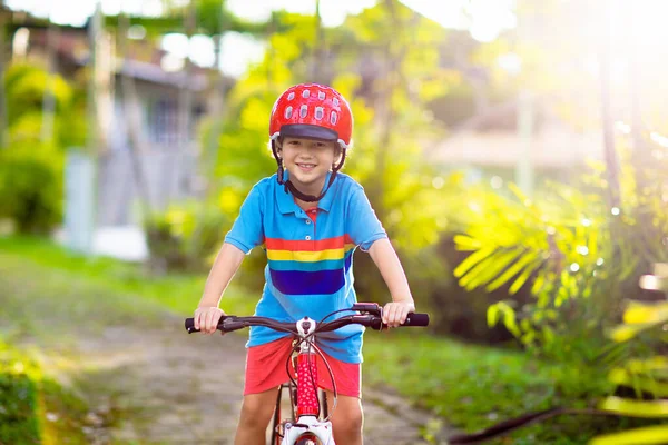 Niños Bicicleta Parque Los Niños Que Van Escuela Con Cascos —  Fotos de Stock