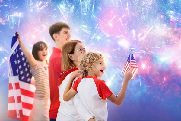 Американская Семья Празднует Июля Люди Смотрят Фейерверк Дня Независимости Флагом — стоковое фото