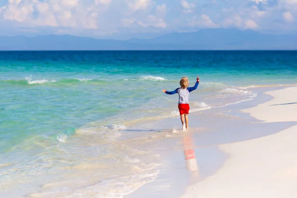 Bambini Che Giocano Sulla Spiaggia Tropicale Bambini Nuotano Giocano Mare — Foto Stock