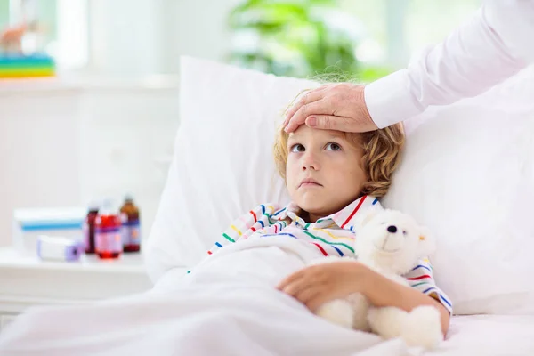 Больной Маленький Мальчик Лекарствами Мать Проверяет Температуру Больного Ребенка Постели — стоковое фото