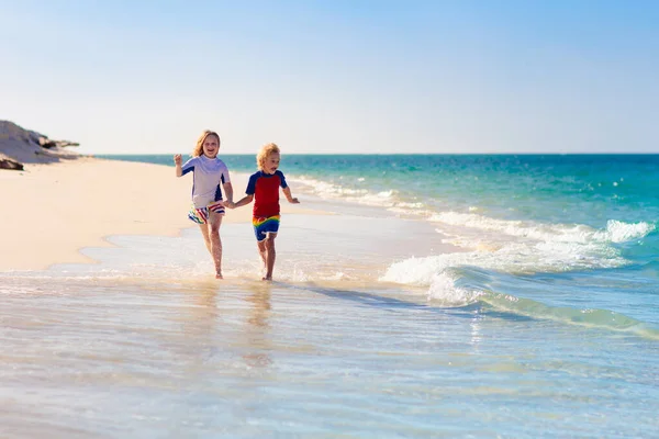 Niños Jugando Playa Tropical Los Niños Nadan Juegan Mar Las —  Fotos de Stock