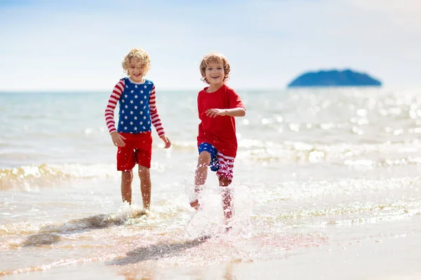 Bambini Corrono Con Bandiera Usa Sulla Spiaggia Soleggiata Festeggiamenti Del — Foto Stock