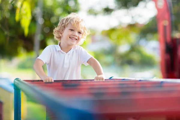 Kind Spielt Bei Regen Auf Spielplatz Freien Kinder Spielen Auf — Stockfoto