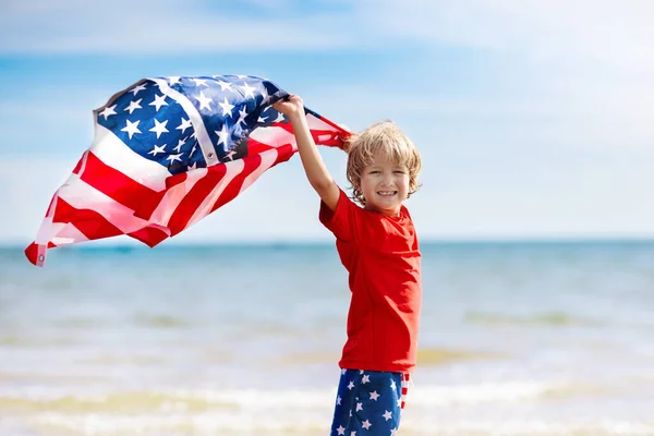 Дети Бегают Флагом Сша Солнечном Пляже Июля Празднование Американское Семейное — стоковое фото