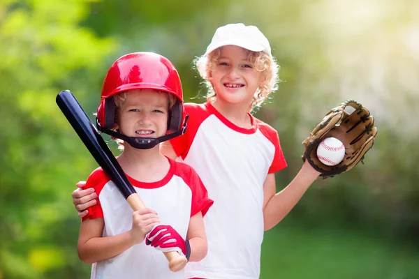 Dzieciaki Grają Baseball Dziecko Kijem Piłką Aktywność Świeżym Powietrzu Dla — Zdjęcie stockowe