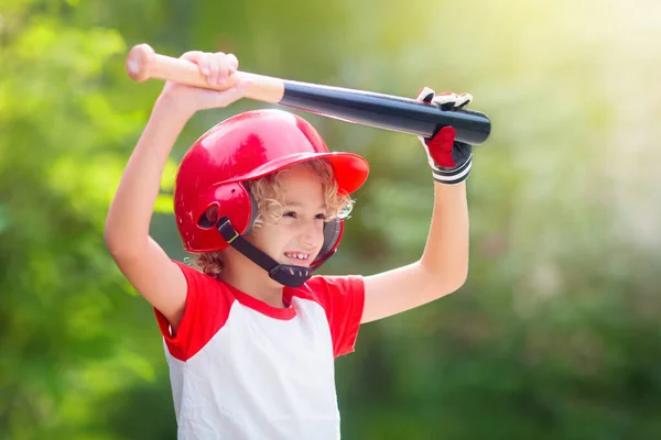 Barn Spelar Baseball Barn Med Slagträ Och Boll Friluftsaktivitet För — Stockfoto