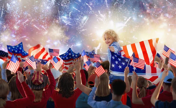 Αμερικανική Οικογένεια Γιορτάζει Την Ιουλίου Άνθρωποι Που Βλέπουν Πυροτεχνήματα Της — Φωτογραφία Αρχείου