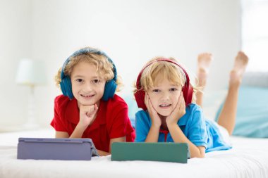 Tablet bilgisayarı olan çocuk. Çocuklar çevrimiçi çalışıyor. Evde öğrenme ve öğrenme için elektronik cihaz. Bilgisayarlı küçük çocuk. Çocuklar için Gadget ve ekran zamanı. Evdeki çocuk. Uzak okul.