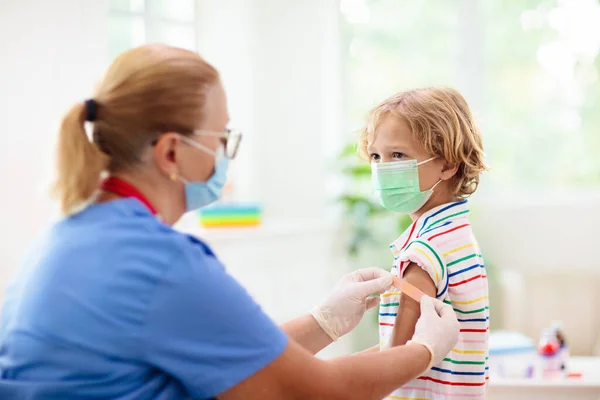 Covid Aşısından Sonra Doktor Kliniğindeki Çocuk Kolunda Koronavirüs Aşısı Olan — Stok fotoğraf