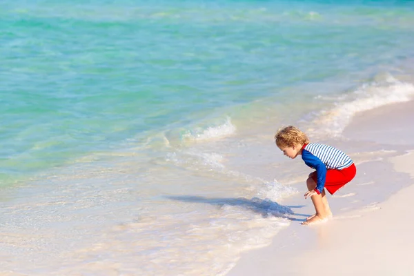 Crianças Brincando Praia Tropical Crianças Nadam Brincam Mar Nas Férias — Fotografia de Stock