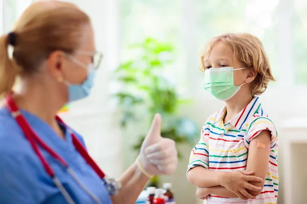 Covid Aşısından Sonra Doktor Kliniğindeki Çocuk Kolunda Koronavirüs Aşısı Olan — Stok fotoğraf