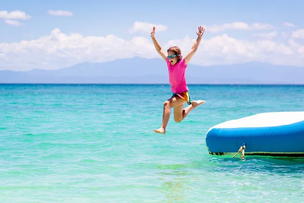 Dzieci Skaczące Trampolinie Tropikalnej Plaży Morskiej Dzieci Skaczą Nadmuchiwanym Zjeżdżalni — Zdjęcie stockowe