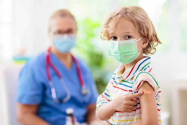 Covid Aşısından Sonra Doktor Kliniğindeki Çocuk Kolunda Koronavirüs Aşısı Olan — Stok fotoğraf