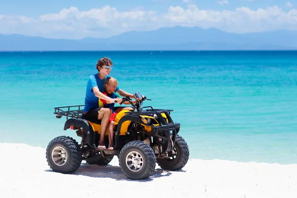 Tonåringen Och Hans Lillebror Cyklar Fyrhjuling Tropisk Strand Aktiv Tonårspojke — Stockfoto