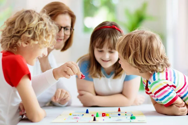 Família Jogando Jogo Tabuleiro Casa Crianças Jogam Jogo Estratégico Rapazinho — Fotografia de Stock