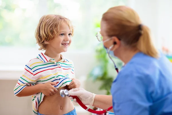 Çocuk Doktoru Yüz Maskeli Hasta Çocuğu Muayene Ediyor Test Tarama — Stok fotoğraf