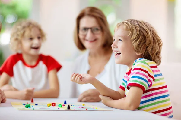 Familjen Spelar Brädspel Hemma Barn Spelar Strategiskt Spel Liten Pojke — Stockfoto
