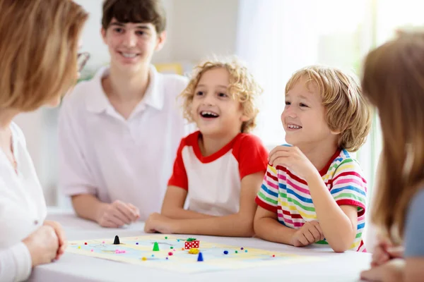 Családi Társasjáték Otthon Gyerekek Stratégiai Játékot Játszanak Kisfiú Dobott Kockát — Stock Fotó