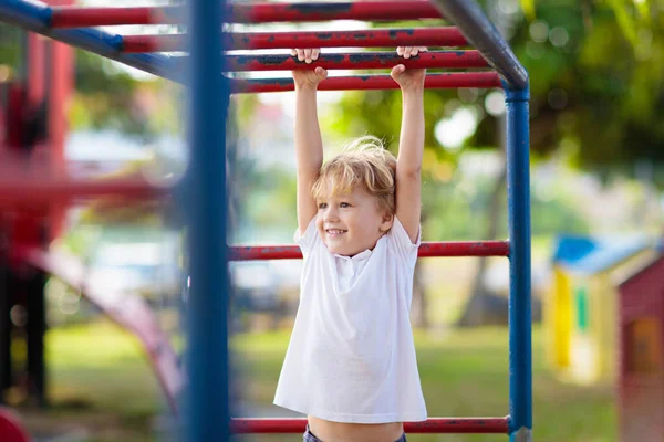 Criança Brincando Playground Livre Chuva Crianças Brincam Escola Jardim Infância — Fotografia de Stock