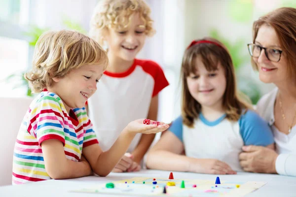 Familie Speelt Bordspel Thuis Kinderen Spelen Strategisch Spel Kleine Jongen — Stockfoto