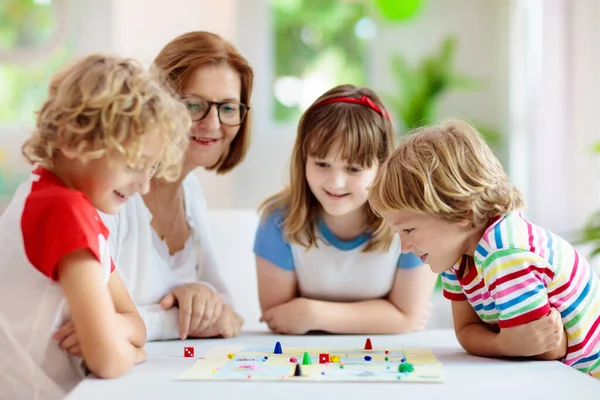 Familie Speelt Bordspel Thuis Kinderen Spelen Strategisch Spel Kleine Jongen — Stockfoto
