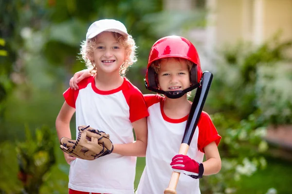 Los Niños Juegan Béisbol Niño Con Bate Pelota Actividad Aire — Foto de Stock